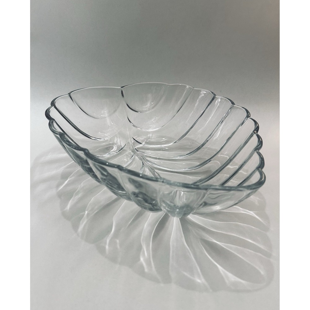Vtg Clear Glass Bowl Leaf Pattern Large 11 x 10 x 4 - Picture 3 of 5